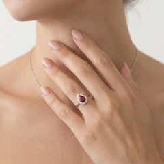 Bague en or blanc avec rubis taille poire et diamants