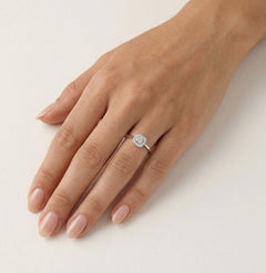 Třpytivý zlatý zásnubní prsten se čtvercovým designem