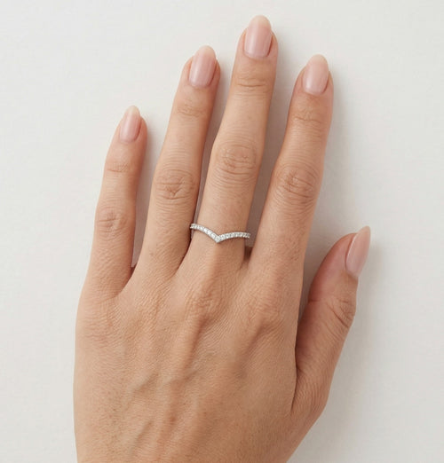 Ring mit rundem Zirkonia in V-Form