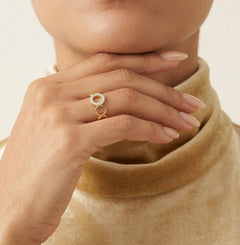 Zlatý prsten s lesklými kubickými zirkony