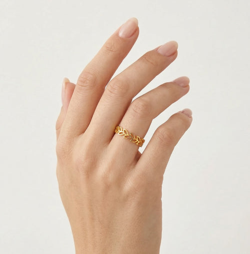 Blättrige Eleganz Goldring