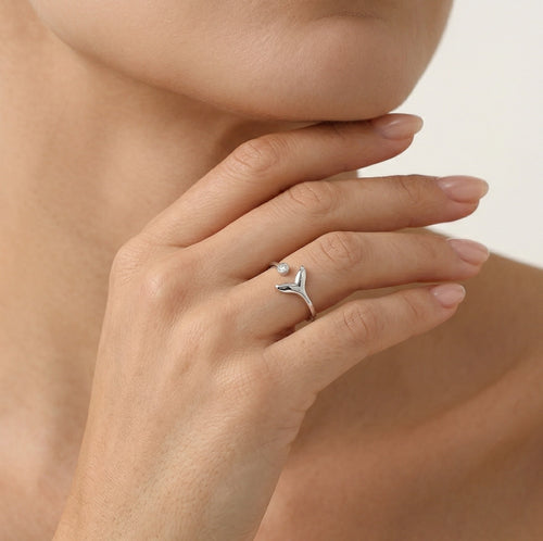 Bague chic en argent avec zircon cubique au design queue de baleine