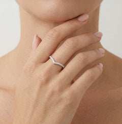 Anillo en forma de V con circonita cúbica redonda