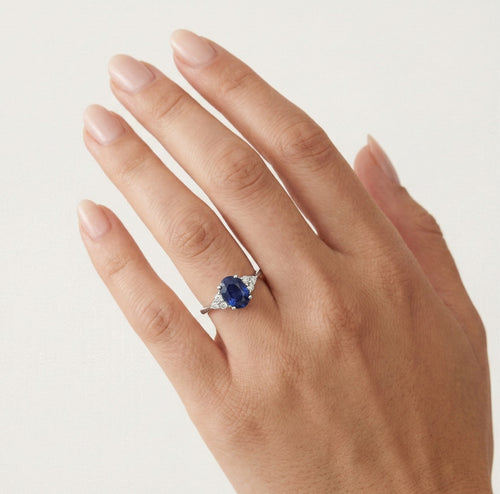 Bague en or blanc avec saphir et diamants