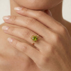 Blühender Blumenring mit Moldavit