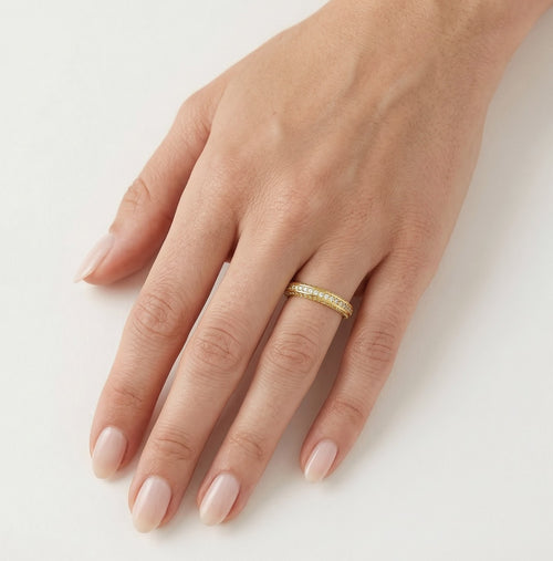 Here’s the German translation following the brand tone and terminology: **Strahlender Ring mit rund geschliffenem Zirkonia** Would you like a product title, meta description, or full product description?