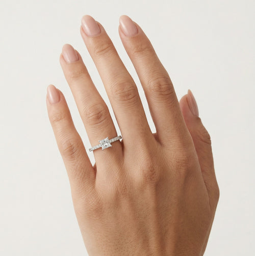 Élégante bague de fiançailles princesse avec diamant taille ronde