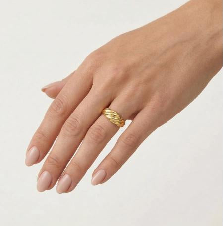 Gelbgoldener Croissant-Ring.