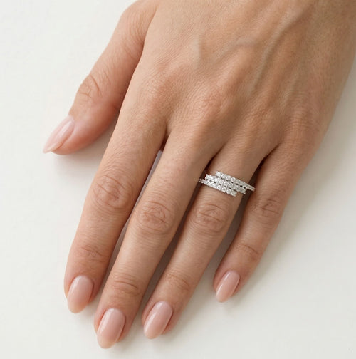 Goldring mit drei Zirkonia-Reihen