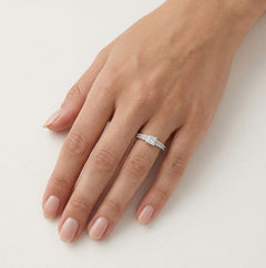 Bague de fiançailles éblouissante en or blanc avec diamant taille princesse