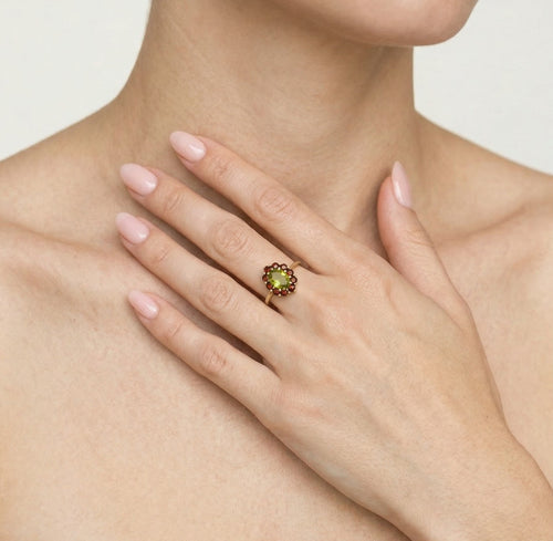 Zlatý prsten s granáty a kapkou vltavínu