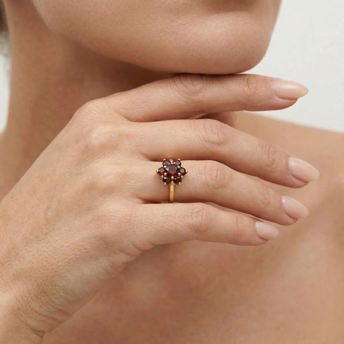 Okouzlující zlatý prsten s granátem ve tvaru květiny