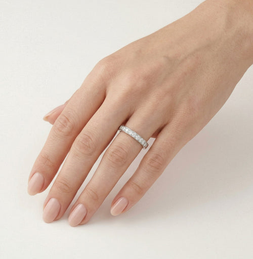 Glänzender Silberring mit Zirkonia