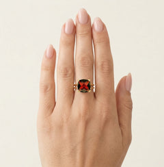 Bague élégante en or avec grand grenat