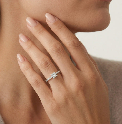 Élégante bague de fiançailles princesse avec diamant taille ronde