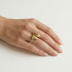 Anillo de mujer con motivo de pantera, diamantes y zafiros vibrantes