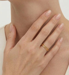 Zlatý prsten s římskými číslicemi