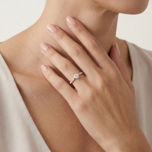 Zúžený zásnubní diamantový prsten