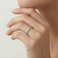 Dámský stříbrný prsten s třpytivými zirkony