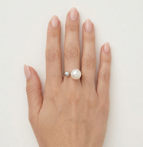 Women silver ring with white pearl