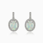 "Ovale Tropfen-Ohrringe mit weißem Opal"