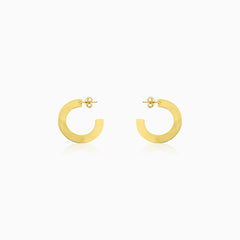 Zlaté kroužky ve tvaru J na špendlíku