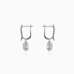 Boucles d’oreilles pendantes en forme de fleur avec diamants