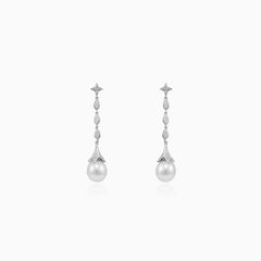 Boucles d’oreilles pendantes en or blanc avec perle