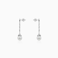 Boucles d’oreilles pendantes en or blanc avec perle