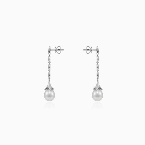 Boucles d’oreilles pendantes en or blanc avec perle