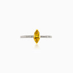 Bague de fiançailles en diamant jaune taille marquise