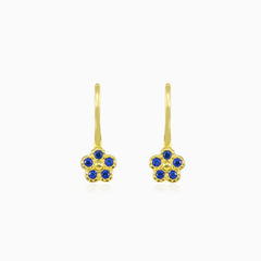 Pendientes de flor azul en oro amarillo