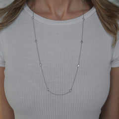 Collier long à sertissage clos