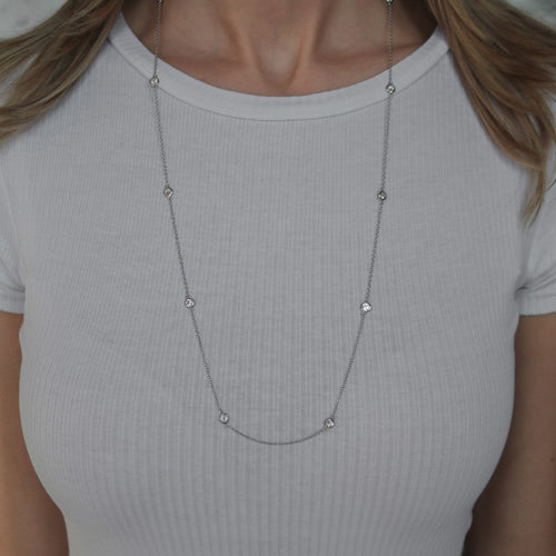 Collier long à sertissage clos