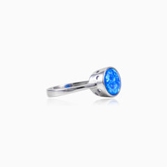 Ring mit rundem blauem Opal