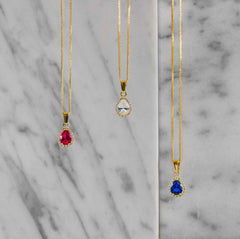 Zlatý přívěsek s kapkovým syntetickým safírem