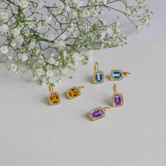 Halo-Ohrringe aus Gold mit blauem Topas im Smaragdschliff