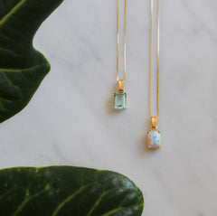 Zlatý obdélníkový přívěsek bílý opál