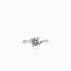 Elegante anillo solitario retorcido para mujer