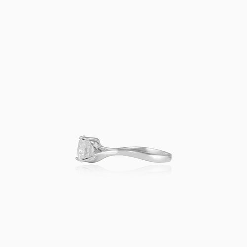Elegante anillo solitario retorcido para mujer