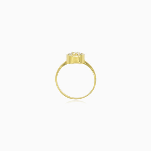 Anillo de oro amarillo con engaste de bisel y acabado lustroso