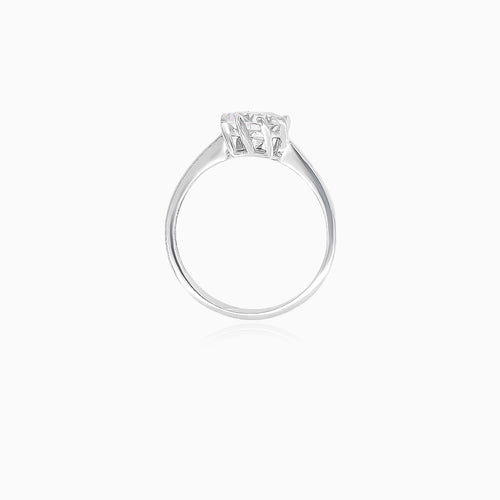 Bague effilée en or blanc avec zirconium cubique rond