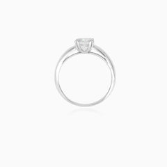 Bague unique en or blanc avec zircon cubique