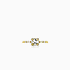 Bague carrée en or jaune sertie de zircon cubique