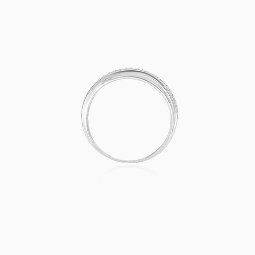 Bague en or blanc avec zircone cubique en diagonale