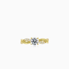 Bague en or jaune avec design en forme de vague.