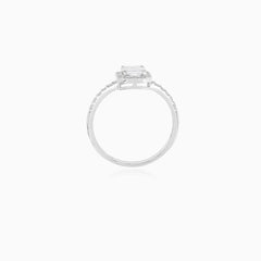 Bague en or blanc avec zirconium cubique taillé émeraude