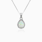 Weißopal-Anhänger mit königlichen Zirkonia