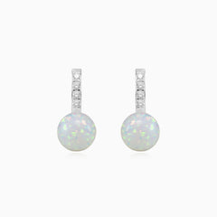 Boucles d’oreilles pendantes en opale blanche avec zircone