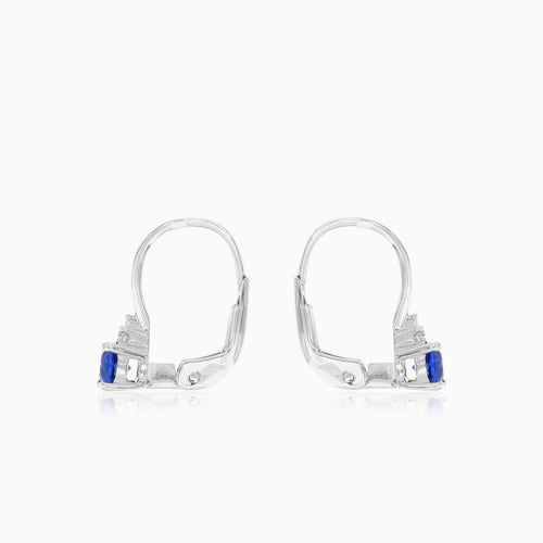 Pendientes de oro blanco con zafiro y trío de circonitas.